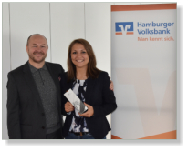 Kuratoriumsvorsitzender und Personalleiter Wolfram Kaiser gratuliert Nathalie Ruda