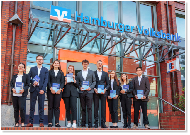 Hamburger Volksbank August 2022: (v.l.n.r.) Gracia Paczkowska, Alexander von Häfen, Vivian Adler, Marie Böing, Paul Wagener,  Fabian Monz, Anna Lena Frey, Zainab Faqiri, David Diego Kempa.