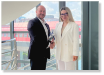 Kuratoriumsvorsitzender und Personalleiter Wolfram Kaiser beglückwünscht