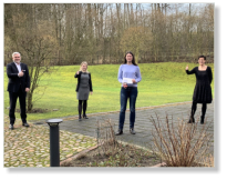 Danja Dülge erhält die Silberne Ehrenmedaille der Hill - Stiftung von RBSUM-Vorstand Heiko Ernst und Anette Behn, Kuratoriumsmitglied und Personalreferentin der Raiffeisenbank Südstormarn Mölln