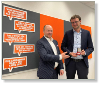 Thore Frank erhält die Silberne Ehrenmedaille der Hill - Stiftung von Wolfram Kaiser, Kuratoriumsvorsitzender und Bereichsleiter MitarbeiterManagement der Hamburger Volksbank