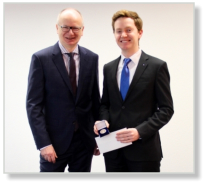 Timo von der Heide (geb. Bierwagen) erhält erneut die Silberne Ehrenmedaille der Hill-Stiftung für seine besondere Leistung