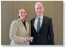 Anne Jubel erhält die Silberne Ehrenmedaille