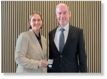 Anne Jubel erhält die Silberne Ehrenmedaille